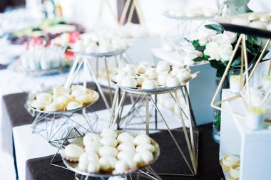 Çeşitli lezzetli tatlılar, yemek fikirleri ve kutlamalarla dolu bir büfe.