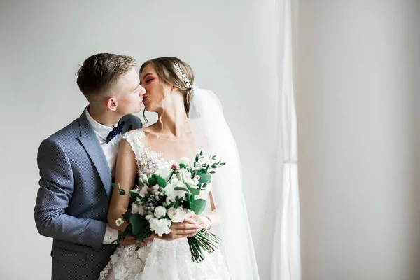 Bela noiva e noivo abraçando e beijando em seu dia do casamento — Fotografia de Stock