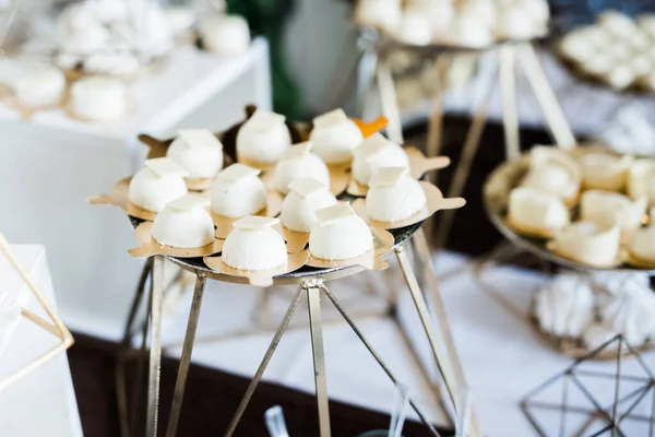 Lahodné sladkosti na svatebním bufetu s dezerty, dortíky — Stock fotografie