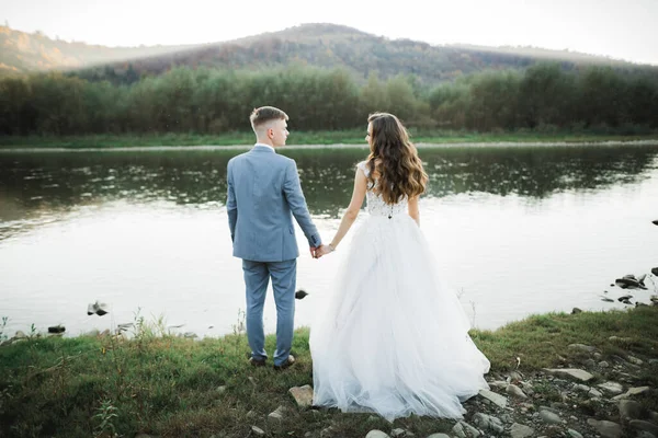 Casamento casal de mãos dadas, noivo e noiva juntos no dia do casamento — Fotografia de Stock