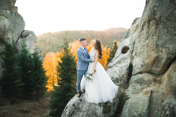 Amantes marido y mujer en el fondo de las montañas. Amar a la pareja emocionalmente pasa tiempo —  Fotos de Stock
