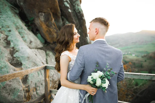 Un mari et une femme aimants sur le fond des montagnes. Aimer couple émotionnellement passe du temps — Photo