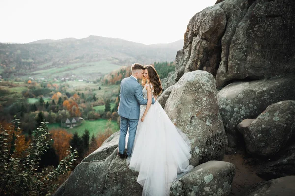 Un mari et une femme aimants sur le fond des montagnes. Aimer couple émotionnellement passe du temps — Photo