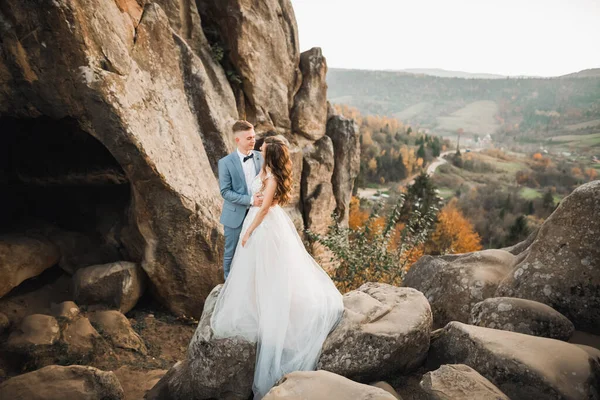 Couple de mariage sur la nature se serre dans ses bras. Belle fille modèle en robe blanche. Homme en costume — Photo