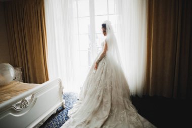 Zarif beyaz elbiseler içinde güzel bir gelin