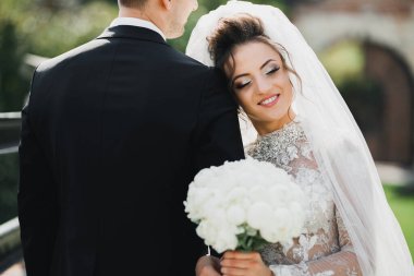 Parkta kucaklaşan yeni evli çiftin güzel romantik düğünü.