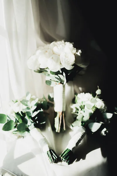 Wonderful luxury wedding bouquet of different flowers — Stock Photo, Image