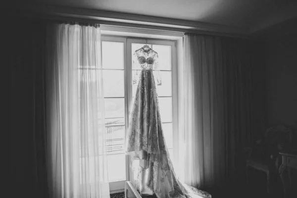 La robe de mariée parfaite dans la chambre de la mariée — Photo