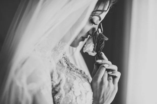 奢华的新娘，摆出一副笑脸，捧着花束的姑娘 — 图库照片