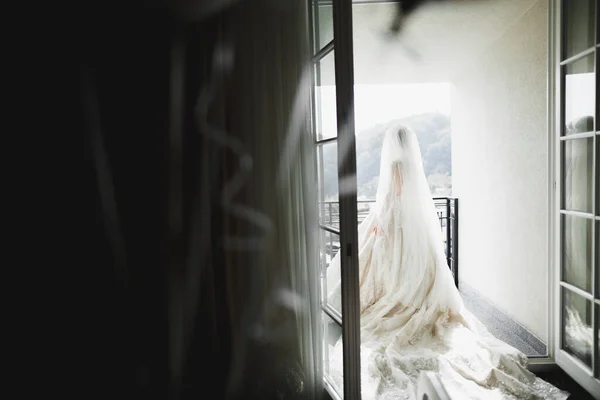 Novia de lujo en vestido blanco posando mientras se prepara para la ceremonia de boda — Foto de Stock