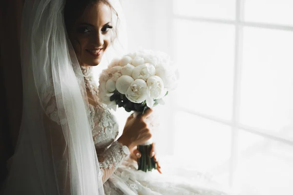 Mariée tenant grand et beau bouquet de mariage avec des fleurs — Photo