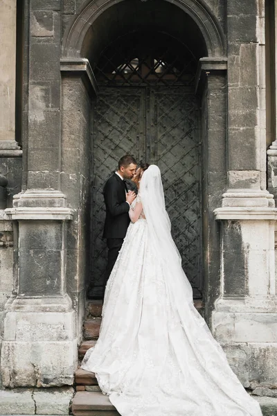 Krásný svatební pár líbání ve starém městě — Stock fotografie