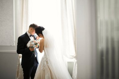 Genç ve güzel bir çiftin yakın çekimi.