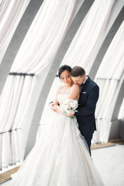 Genç ve güzel bir çiftin yakın çekimi.