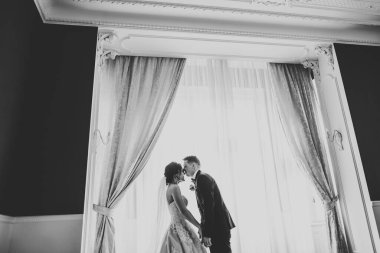 Düğün günü el ele tutuşan çift, damat ve gelin.