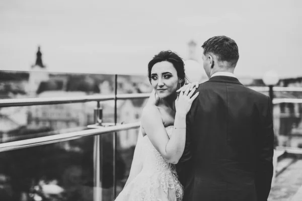 Moment de mariage romantique, couple de jeunes mariés souriant portrait, mariée et marié câlin — Photo