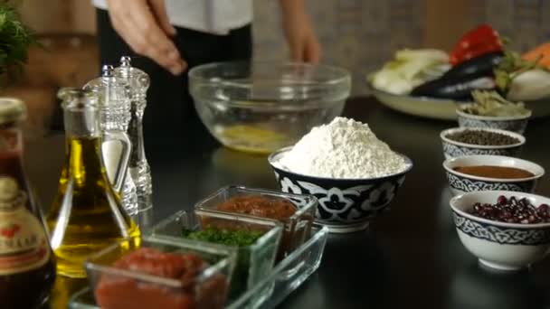 Chef toma un tazón de harina y se vierte a mano en el plato — Vídeo de stock