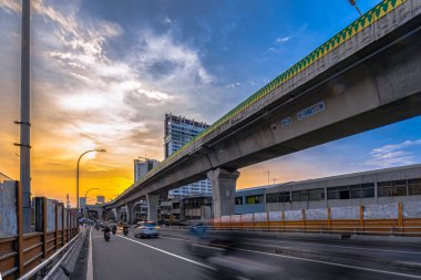 Jakarta şehrinin üzerinden uç