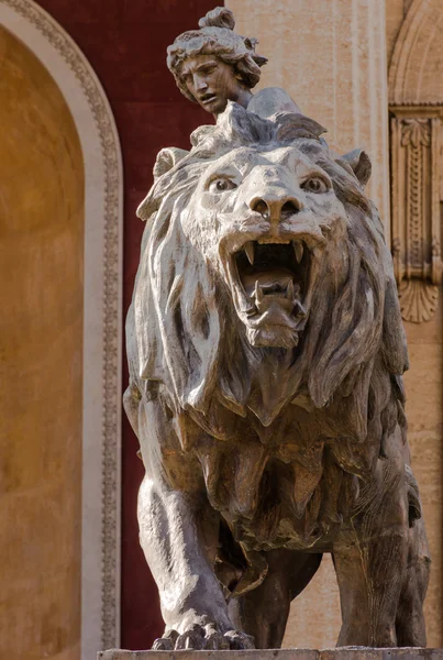 ayrıntılı bir heykelin önünde Teatro Massimo Palermo