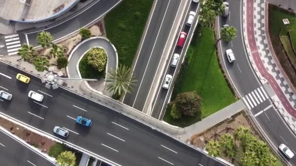 Luftaufnahme Einer Mehrstöckigen Autobahn Kreuzung Mit Fahrenden Autos Bei Sonnenuntergang — Stockvideo