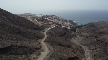 Porto Riko 'dan Puerto de Mogan' a Gran Kanarya turist kasabasının hava manzarası 