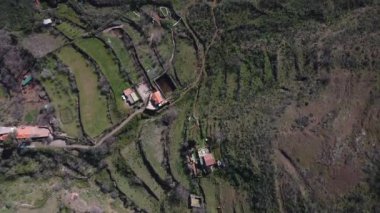 Roque Nublo 'nun panoramik hava manzarası, Büyük Kanarya adasının sembolik yeri (İspanya, Avrupa).