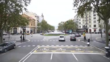 Barcelona şehir sokaklarını arabadaki güzel mimari simgelerle kaydediyorduk. 