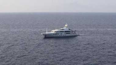 Capri İtalya açıklarında bir yat.
