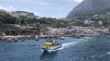 Zaman kayığı Capri İtalya adasından yelken açıyor.