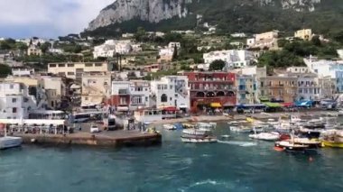 Zaman kayığı Capri İtalya adasından yelken açıyor.