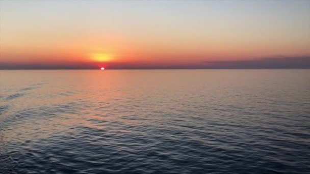 Όμορφο Ηλιοβασίλεμα Στην Ανοιχτή Θάλασσα — Αρχείο Βίντεο