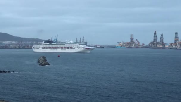クルーズ船はグラン カナリアの港を出発スペイン時間経過 — ストック動画
