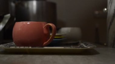 Siyah tırnaklı ve beyaz gömlekli genç kız. Bir fincan kahve koy. 