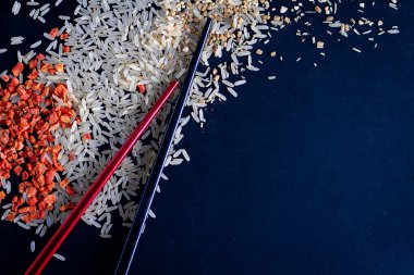 Arkaplanda baharatlı pirinç, çubuklar.