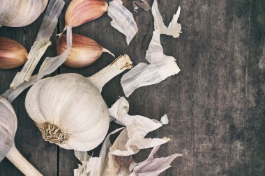 Sarımsak gri rustik ahşap arka plan üzerinde