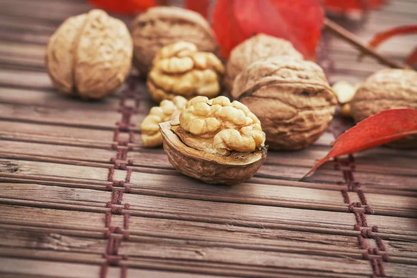 Nueces sobre fondo de madera —  Fotos de Stock