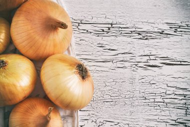 rustik zemin üzerine soğan