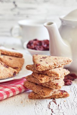 Kepekli kurabiye ile kurutulmuş cranberries