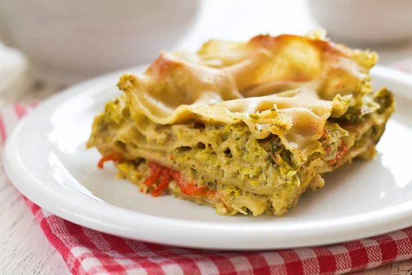 Vegan lasagne met Savooikool — Stockfoto