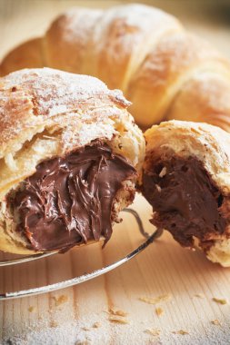 Çikolata dolu kruvasan.