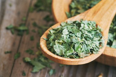 Kurutulmuş ve doğranmış kereviz yaprakları 