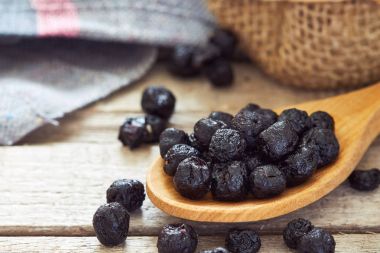 Aronia meyveler kurutulur