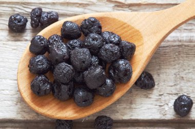 Aronia meyveler kurutulur