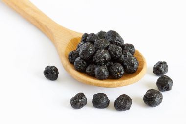 Aronia meyveler kurutulur