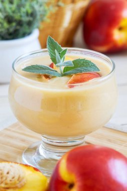 Yoğurt ile nektarin güler yüzlü