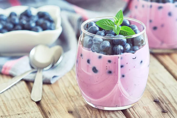 Черничный йогурт подается в стакане — стоковое фото