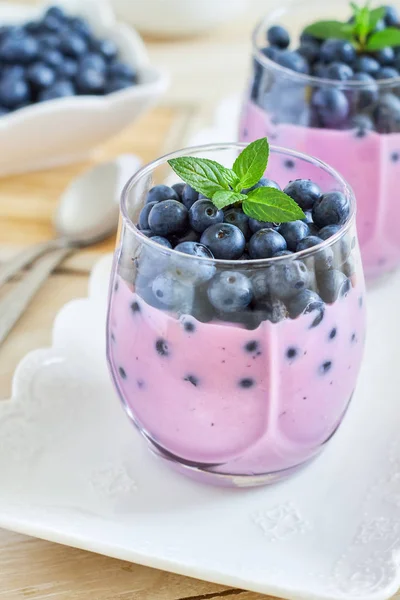 Черничный йогурт подается в стакане — стоковое фото