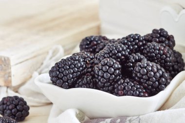 taze olgun böğürtlen