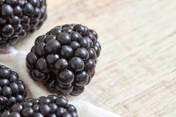 taze olgun böğürtlen