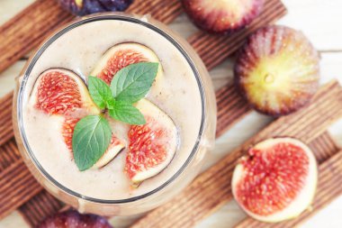 Nane yaprakları ile incir güler yüzlü